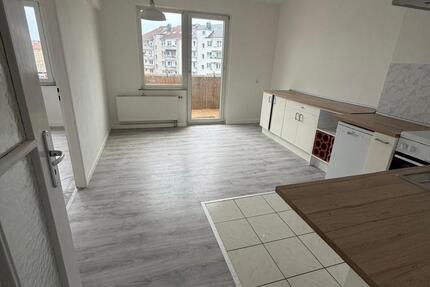 Helle 2 Zimmer Wohnung mit Balkon und Küche 2 zimmer