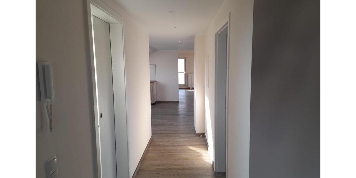 Schöne, helle und renovierte DG Wohnung in Ufhausen 3 zimmer