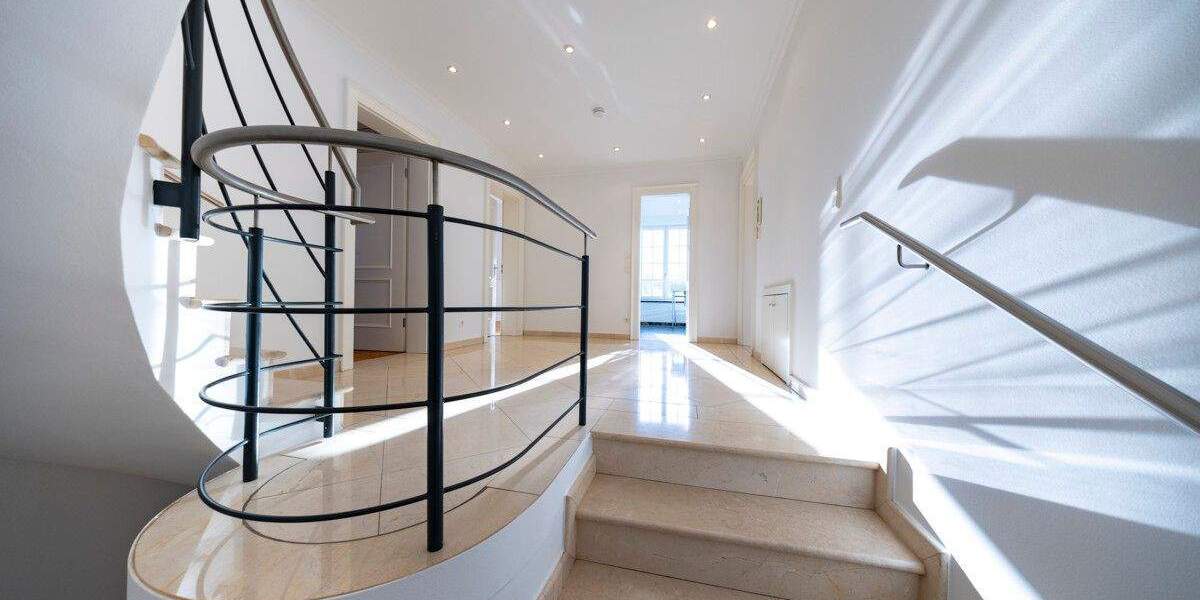 Exklusives Wohnen in Top-Lage von Alt-Meererbusch - Noble Villenhälfte mit hochwertiger Ausstattung 7 zimmer