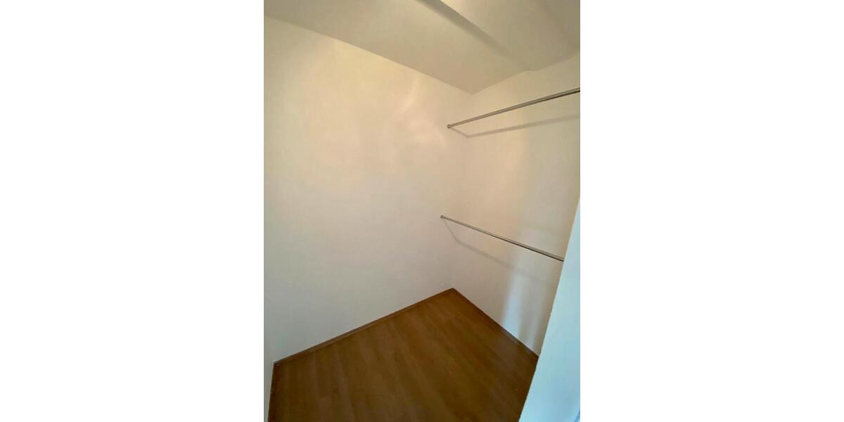 Erdgeschoß Wohnung Balkon Einbauküche PKW Stellplatz in Top Lage 1 zimmer