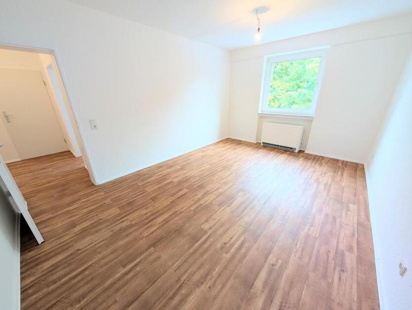 **Was will man mehr? +Balkon +frisch gestrichen +Laminat +modernes Badezimmer** zimmer