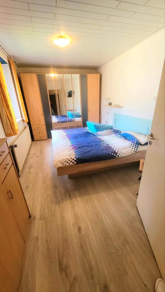 Freie 4 Zimmer-EG-Wohnung +Mieteinnahmen von 4 Wohnungen+4Garagen zimmer