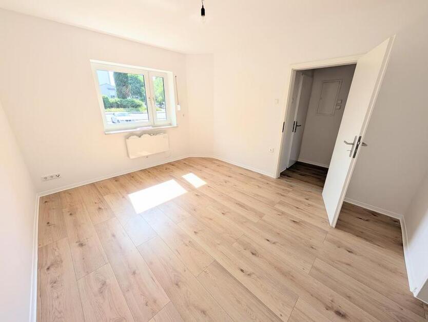 **Frisch renoviert: -Erdgeschoss -neues Tageslichtbad -neuer Laminat -weiße Wände**
