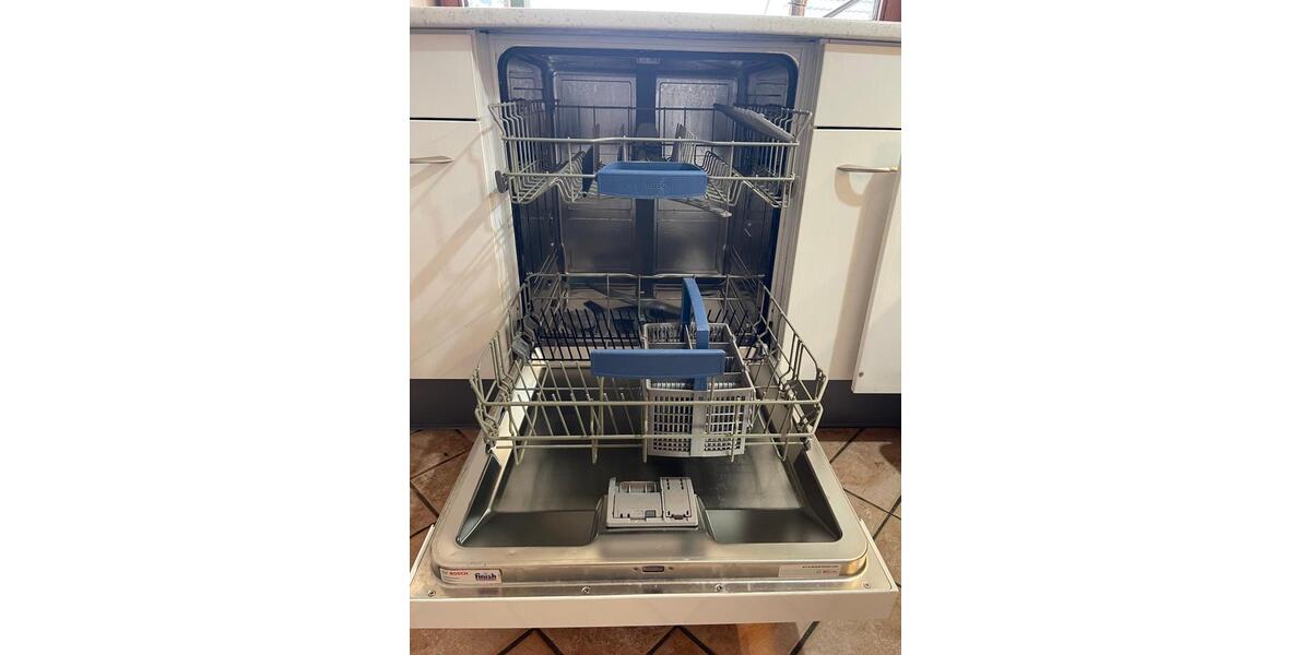 2,5 Z., Küche, Diele, Bad, Abstellraum, WZ, SZ, 67m2, 2OG 2 zimmer