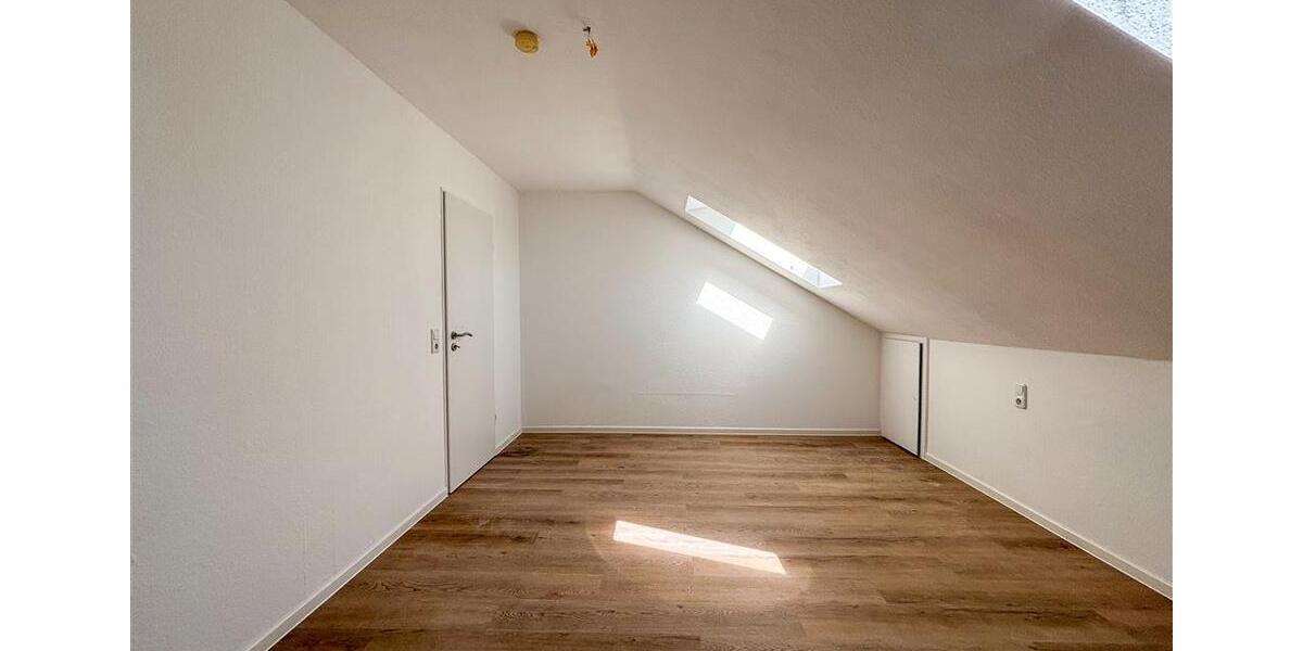 Dachgeschoßwohnung Düsseldorf Stadtbezirk 5 - 3 Zimmer, 67 m&sup2;, 1.200&euro; | Angebot:26335922