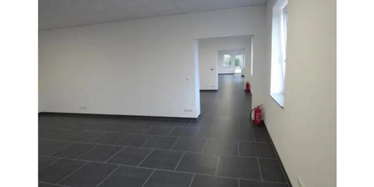 Renovierte Praxis-Geschäftsräume im EG–ca. 250 m² mit Parkplätze zimmer