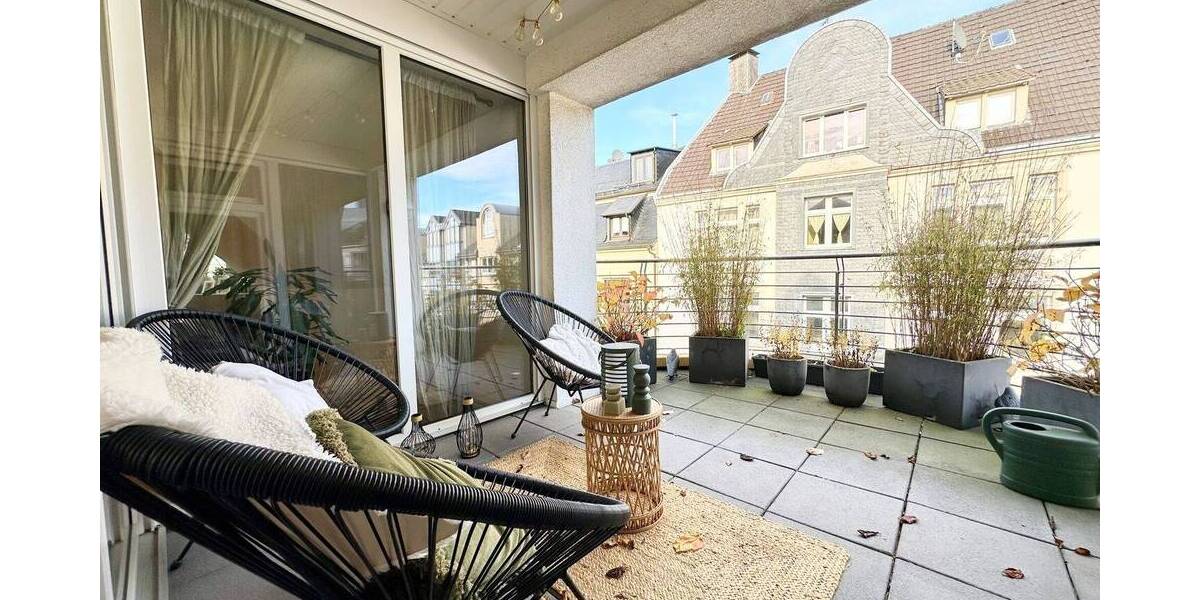 Großzügige 3,5-Zimmer-Dachgeschosswohnung mit Balkon, zwei Bädern und Ausbaupotenzial im Dachboden 3 zimmer