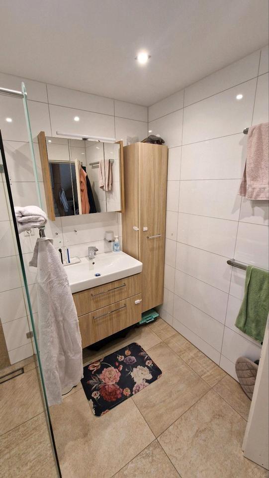 Wohnung im Reihenhausstil mit eigenem Eingang, Garten und Garage