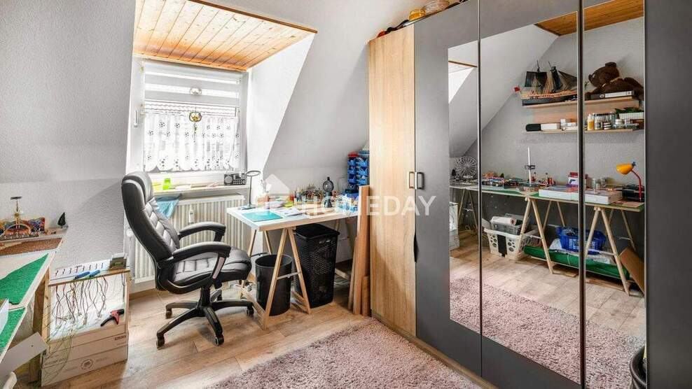 Charmante Dachgeschosswohnung mit 4 Zimmern, Innenhof und Stellplatz 4 zimmer