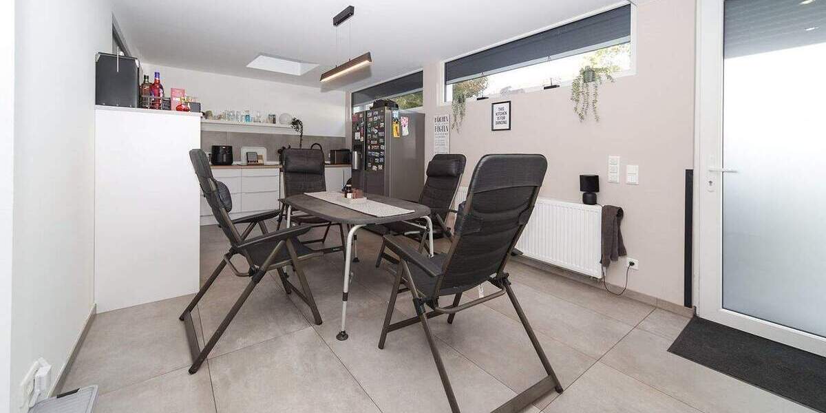 Hochwertige Erdgeschosswohnung mit Garten in kernsaniertem 3-Familienhaus 4 zimmer