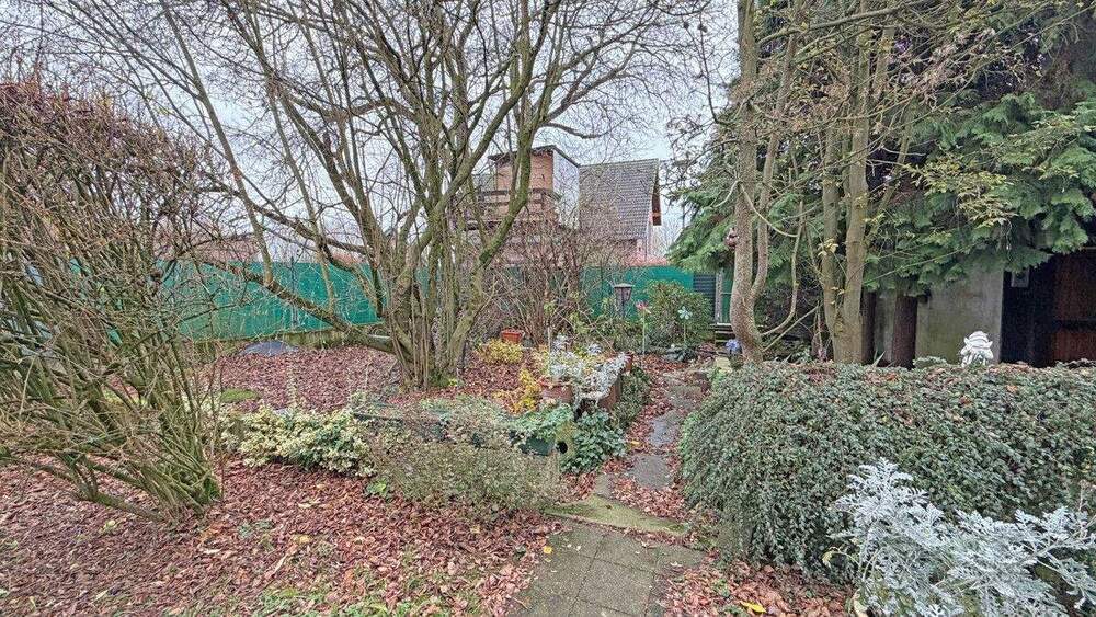 Doppelhaushälfte inklusive Nebengebäuden mit Gestaltungspotenzial in Alpen-Menzelen! 3 zimmer