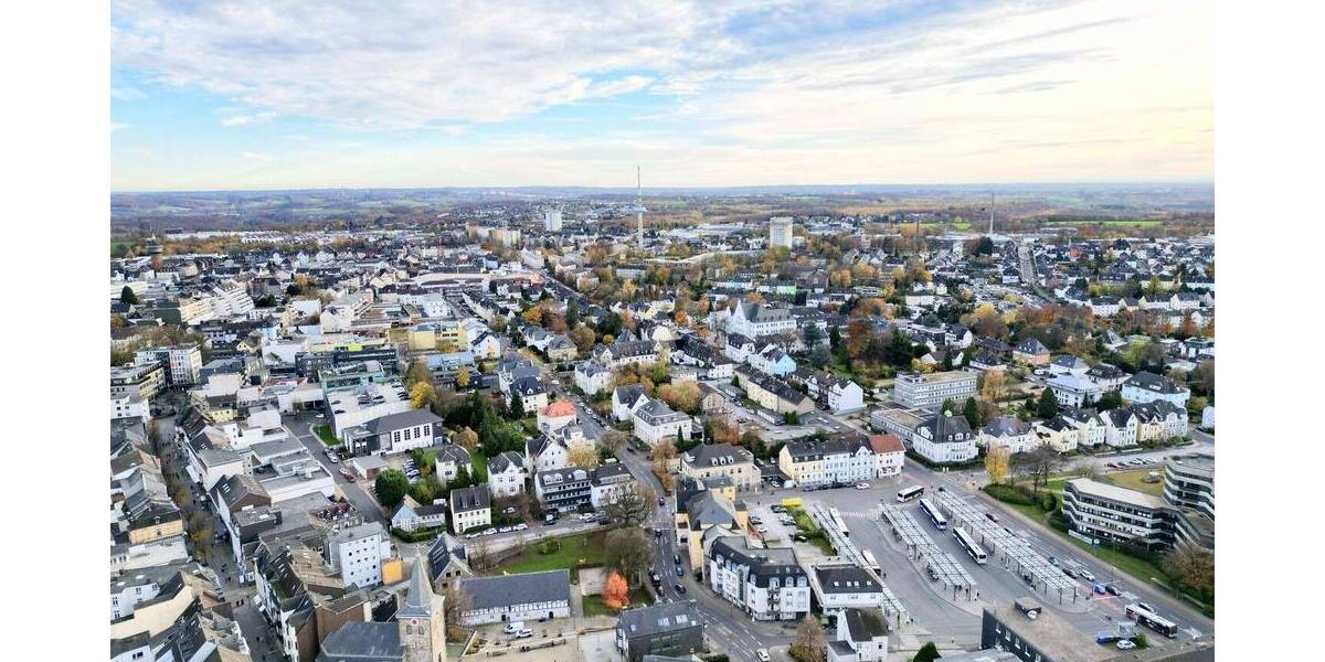 Großzügige 3,5-Zimmer-Dachgeschosswohnung mit Balkon, zwei Bädern und Ausbaupotenzial im Dachboden 3 zimmer