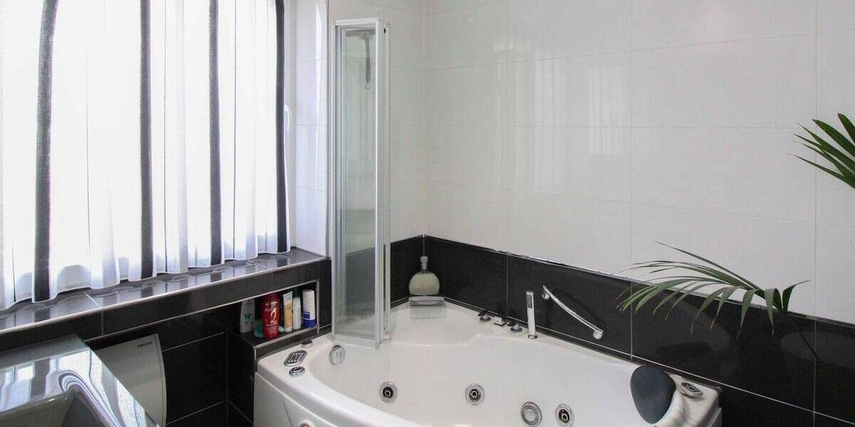 Ein Traum: Gehobene Etagenwohnung mit Balkon und Spa-Bereich 3 zimmer