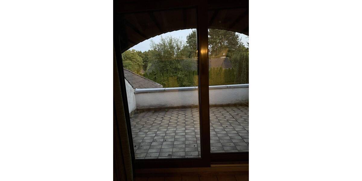 Lichtdurchflutete Wohnung in Zweifamilienhaus mit großem Balkon in Krefelder Bestlage zu vermieten 3 zimmer