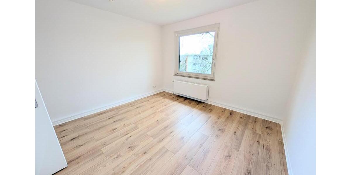 **Frisch renoviert: +Balkon +neuer Laminat +weiße Wände +neues Tageslichtbad +großzügig** 3 zimmer