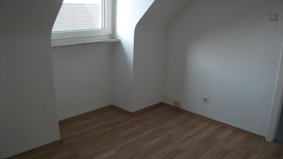 Dachgeschoßwohnung Duisburg Duisburg-Mitte - 2.5 Zimmer, 53 m&sup2;, 400&euro; | Angebot:26386927