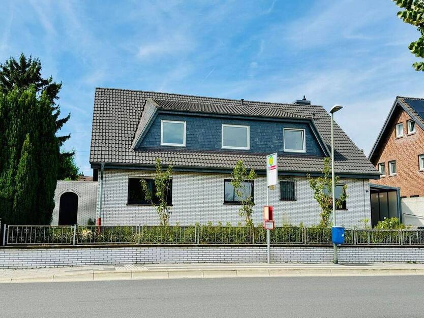 Vielseitiges Einfamilienhaus mit 248 qm WFL in Toplage von Meerbusch-Strümp mit Traumgrundstück
