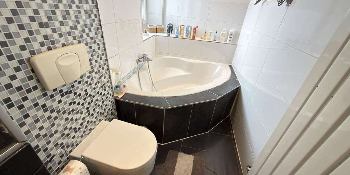 Modernisiertes 3-Parteienhaus mit Maisonette und Gartenanteil nahe Centro - Mehrfamilienhaus, Wohnhaus Oberhausen Osterfeld | Angebot:26835909