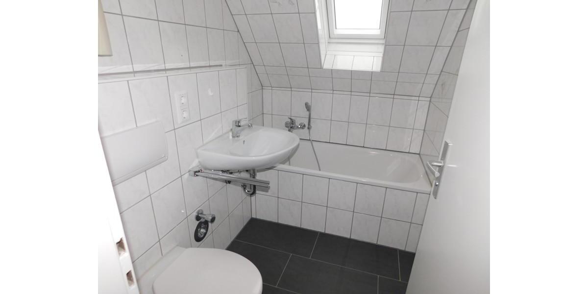 Bezugsfertige 2-Zi.-DG-Whg. in einem modernisierten Mehrfamilienhaus 2 zimmer