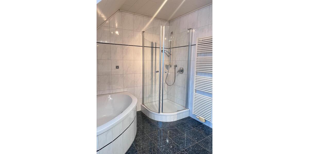 Gepflegte Doppelhaushälfte mit Garten, Garage, PV Anlage in Moers 3 zimmer