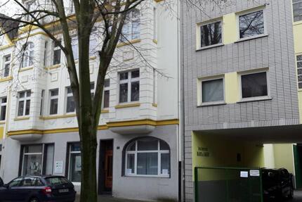 Große Lagerräume, 2 Büroräumen, Toilette, 6 Keller und Speicher zimmer