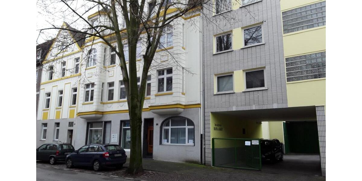 Große Lagerräume, 2 Büroräumen, Toilette, 6 Keller und Speicher zimmer