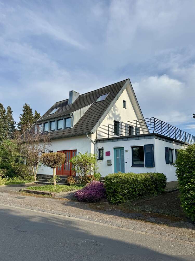 Haus zum Kaufen in Düsseldorf 1.790.000 € 285 m²