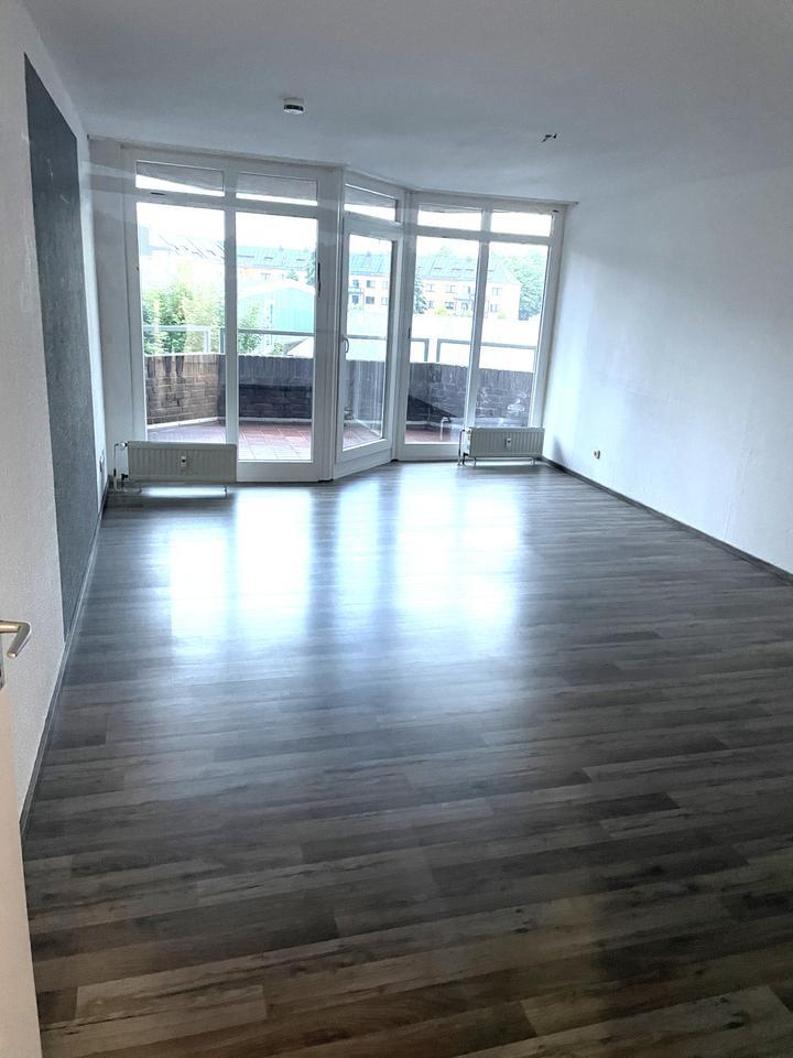 Helle ZweiZimmerwohnung mit Balkon und Kellerraum sowie Stellplatz zu vermieten