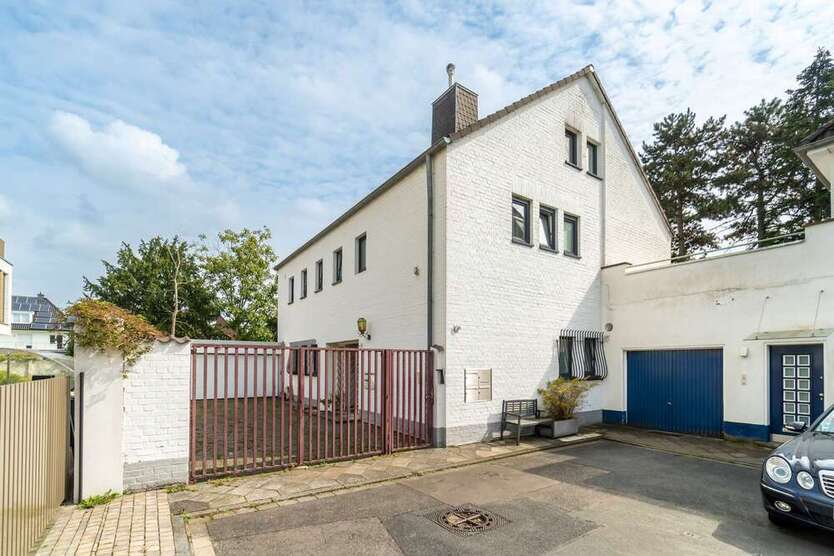 Haus zum Kaufen in Düsseldorf 2.400.000 € 251 m²