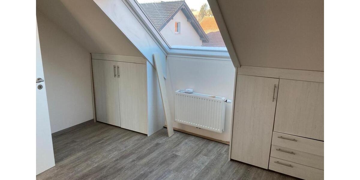 Schöne, helle und renovierte DG Wohnung in Ufhausen 3 zimmer