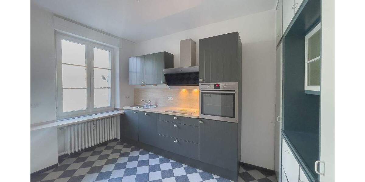 Sanierte Wohnung mit Parkett, EBK und großer Außenterrasse & Glasfaseranschluss in zentraler Lage 4 zimmer