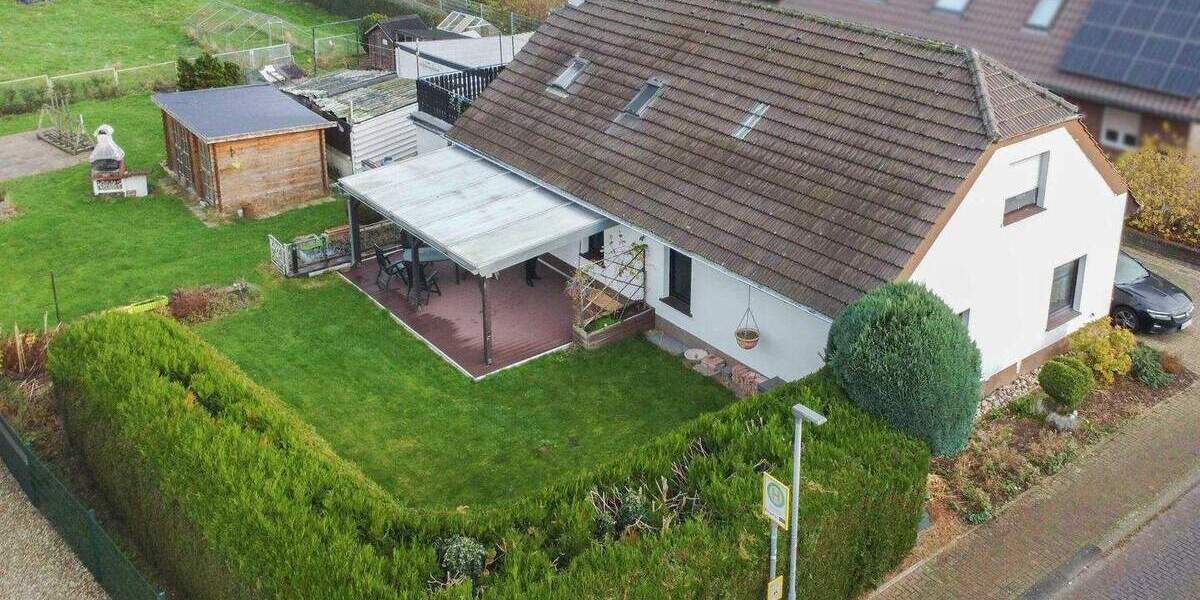 Schönes Bauernhaus mit großem Garten in top Lage von Menzelen-West 8 zimmer