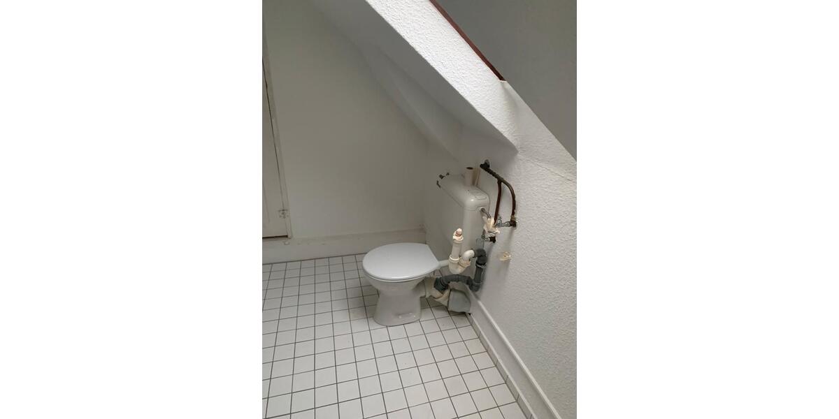 RE-West Altbauwohnung 2 Zi., KDB, DG, 55 qm, saniert, kein Balkon 2.5 zimmer