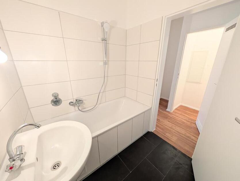 **Was will man mehr? +Balkon +frisch gestrichen +Laminat +modernes Badezimmer** zimmer