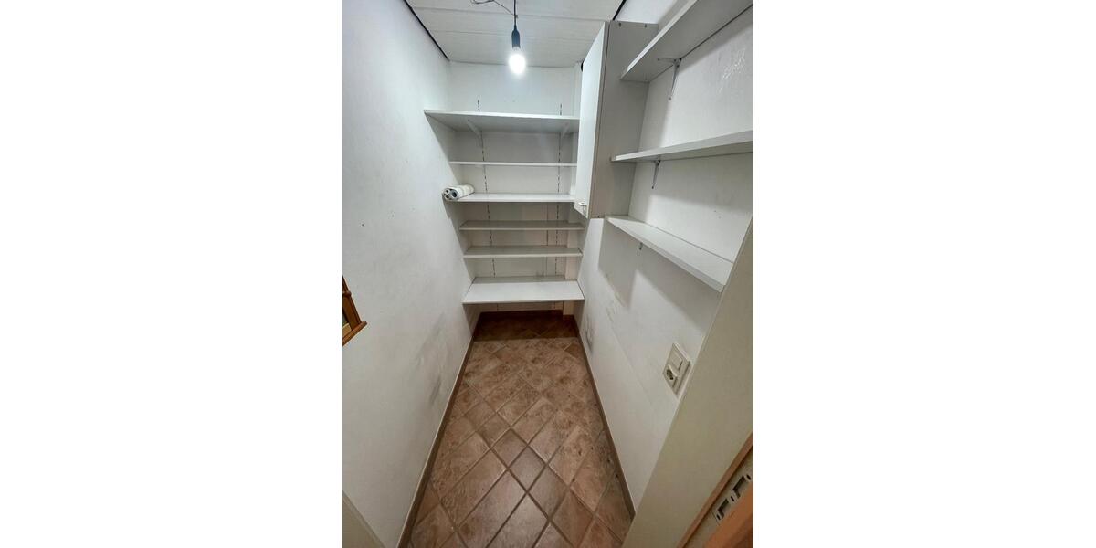 2,5 Z., Küche, Diele, Bad, Abstellraum, WZ, SZ, 67m2, 2OG 2 zimmer