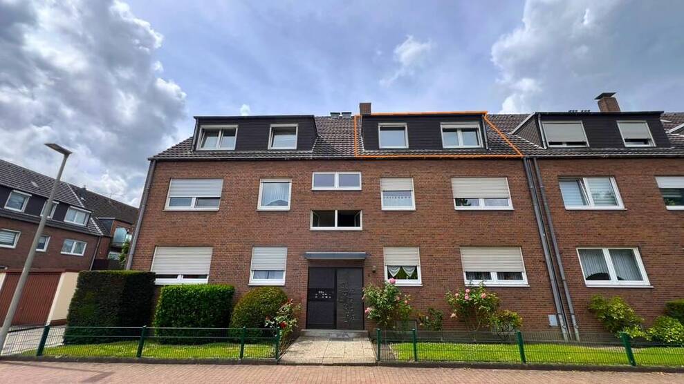 Helle Dachgeschosswohnung in Oberhausen-Buschhausen mit offener Küche, modernem Bad und Garage! 3 zimmer