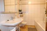 ECHT FAMILIENTAUGLICH - 5- Zimmer Erdgeschoss-Maisonette mit Balkon, Loggia + Terrasse