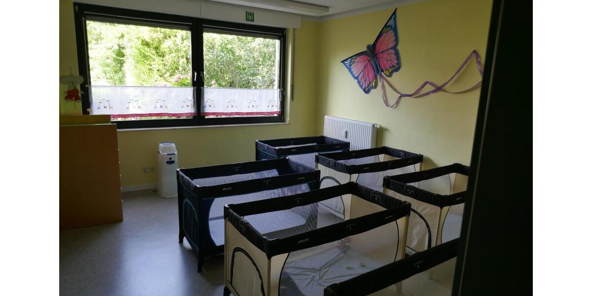 5 große helle Räume Parterre zentrumsnah, Garten und Parkplätze zimmer