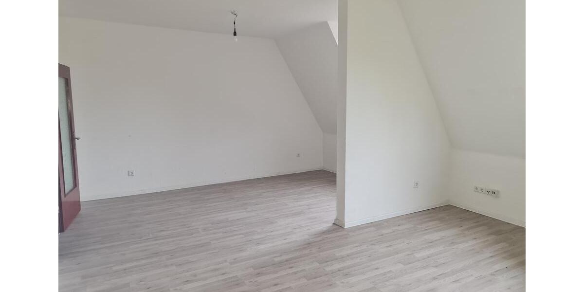 Gepflegte 4-Zimmer-Dachgeschosswohnung zu vermieten! 1Nettokaltmiete frei (2. Monat) 4 zimmer