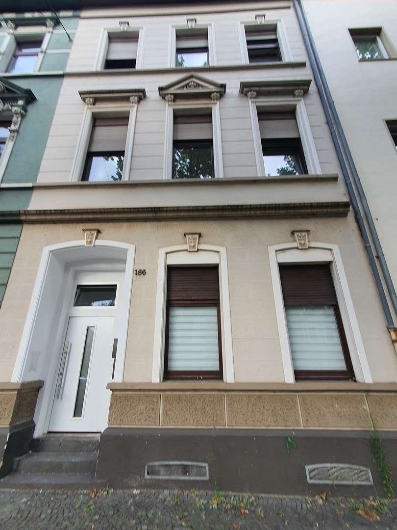 Haus zum Kaufen in Krefeld 599.000 € 315 m² 16 zimmer