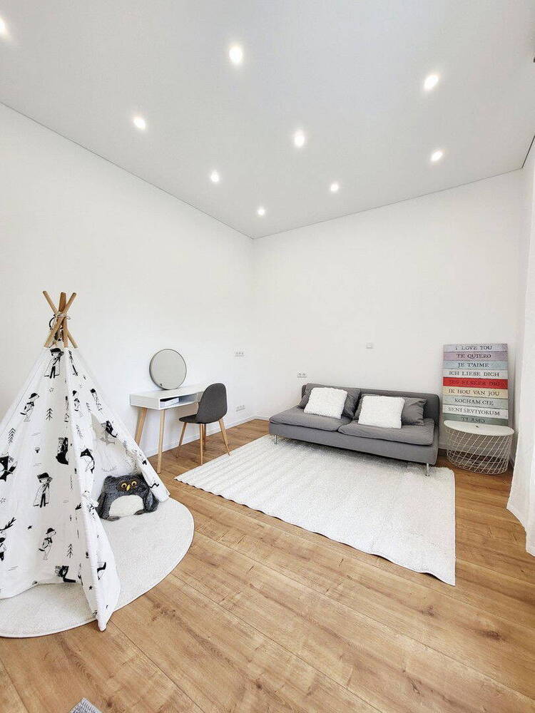 Frisch sanierte teilmöbillierte 4 Zi. Luxus-Wohnung mit eigenem Garten