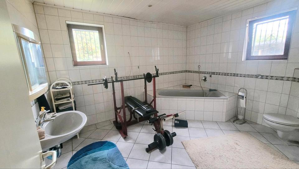 Freie 4 Zimmer-EG-Wohnung +Mieteinnahmen von 4 Wohnungen+4Garagen zimmer