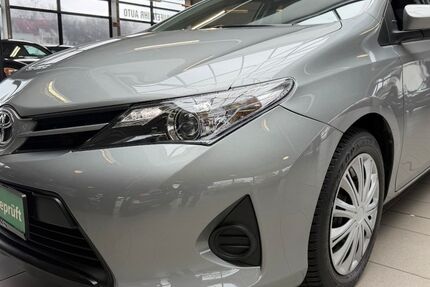 Toyota Auris 68.939 km 9.890 &euro; Bottrop 46236