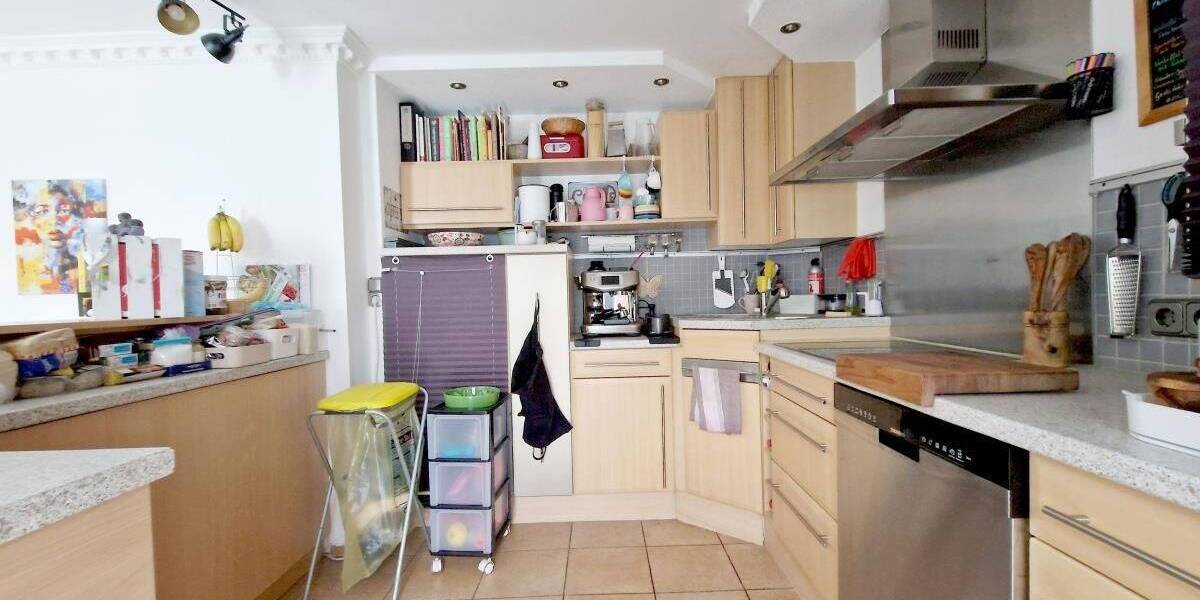 Solide vermietete moderne Wohnung mit Dachterrasse und Garage. 3 zimmer