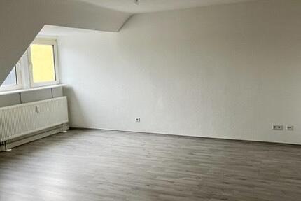 Helle 3 12 Zimmer DG Wohnung, mit Einbauküche, WG geeignet 3 zimmer