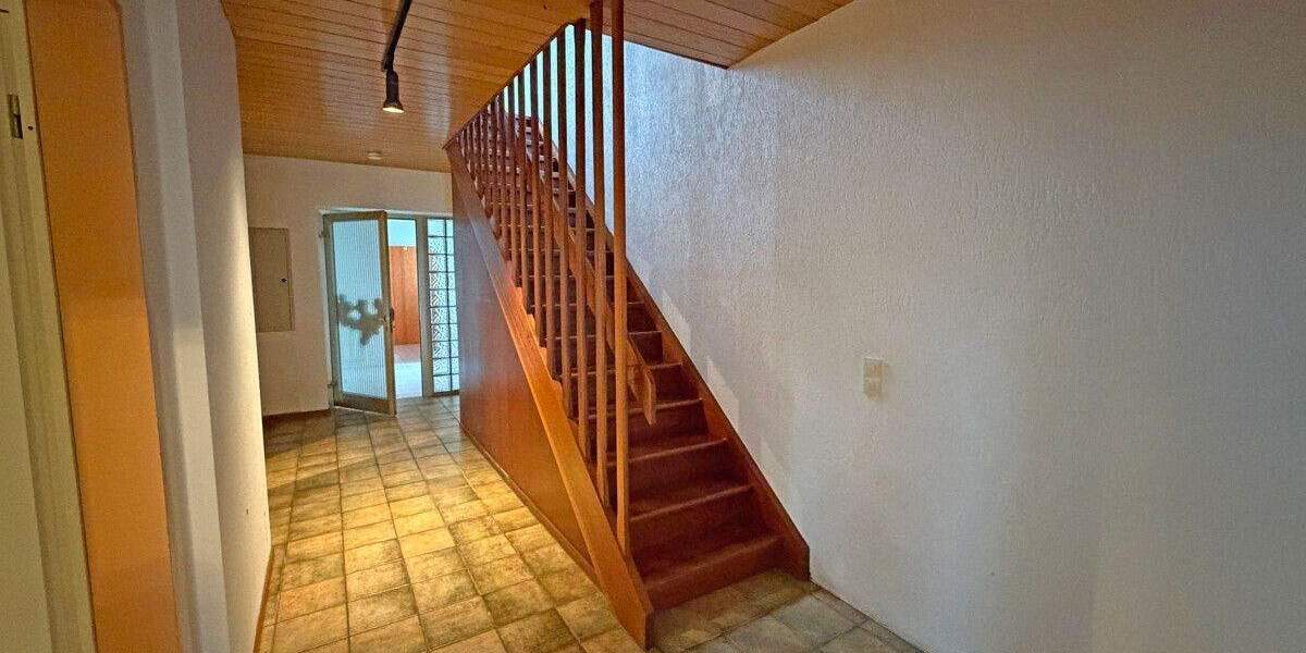 Doppelhaushälfte inklusive Nebengebäuden mit Gestaltungspotenzial in Alpen-Menzelen! 3 zimmer