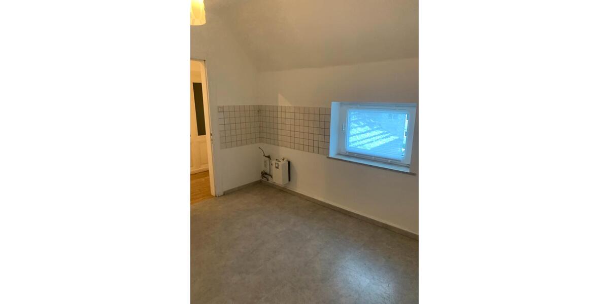 RE-West Altbauwohnung 2 Zi., KDB, DG, 55 qm, saniert, kein Balkon 2.5 zimmer