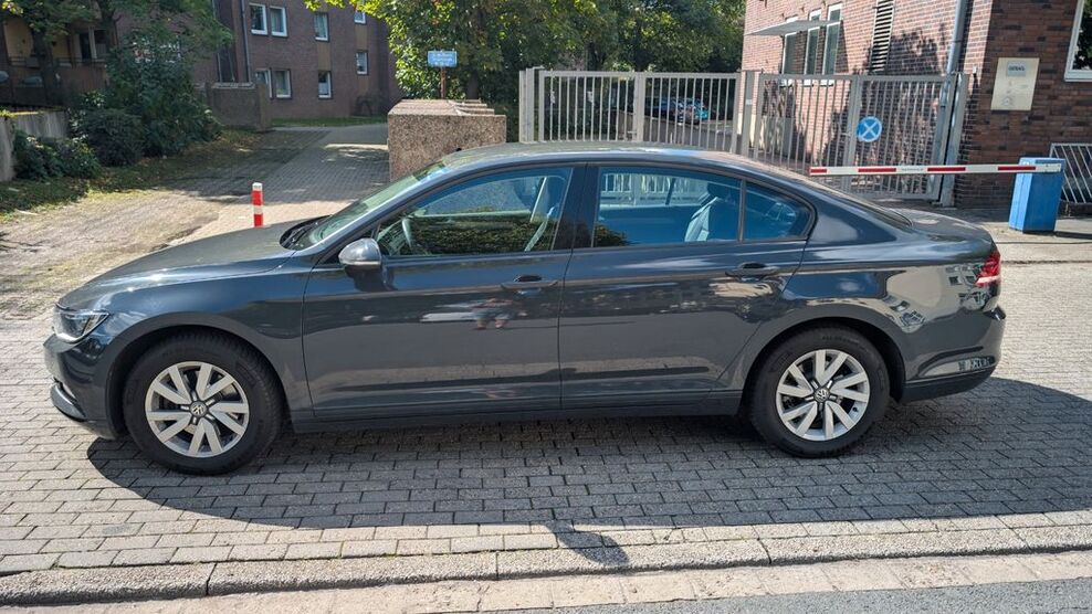 VW Passat 59.300 km 12.700 € Duisburg 47053