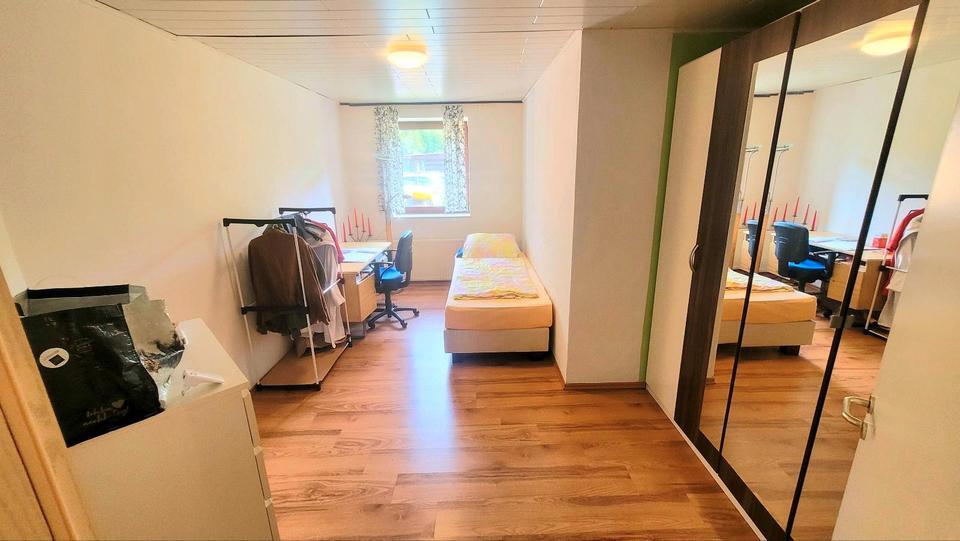 Freie 4 Zimmer-EG-Wohnung +Mieteinnahmen von 4 Wohnungen+4Garagen zimmer