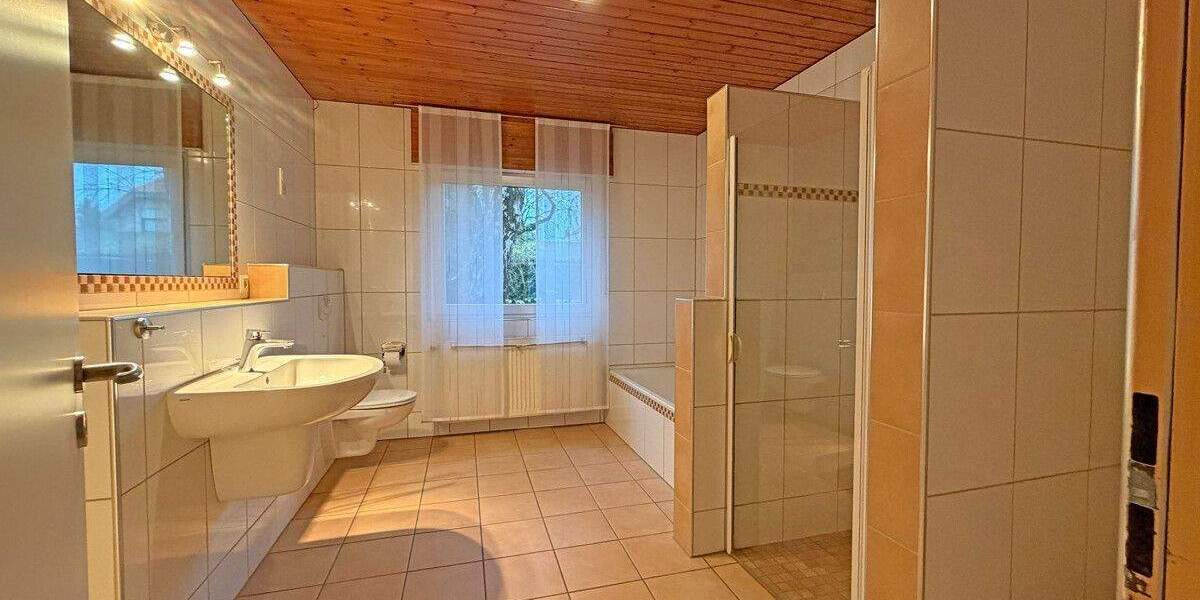 Doppelhaushälfte inklusive Nebengebäuden mit Gestaltungspotenzial in Alpen-Menzelen! 3 zimmer